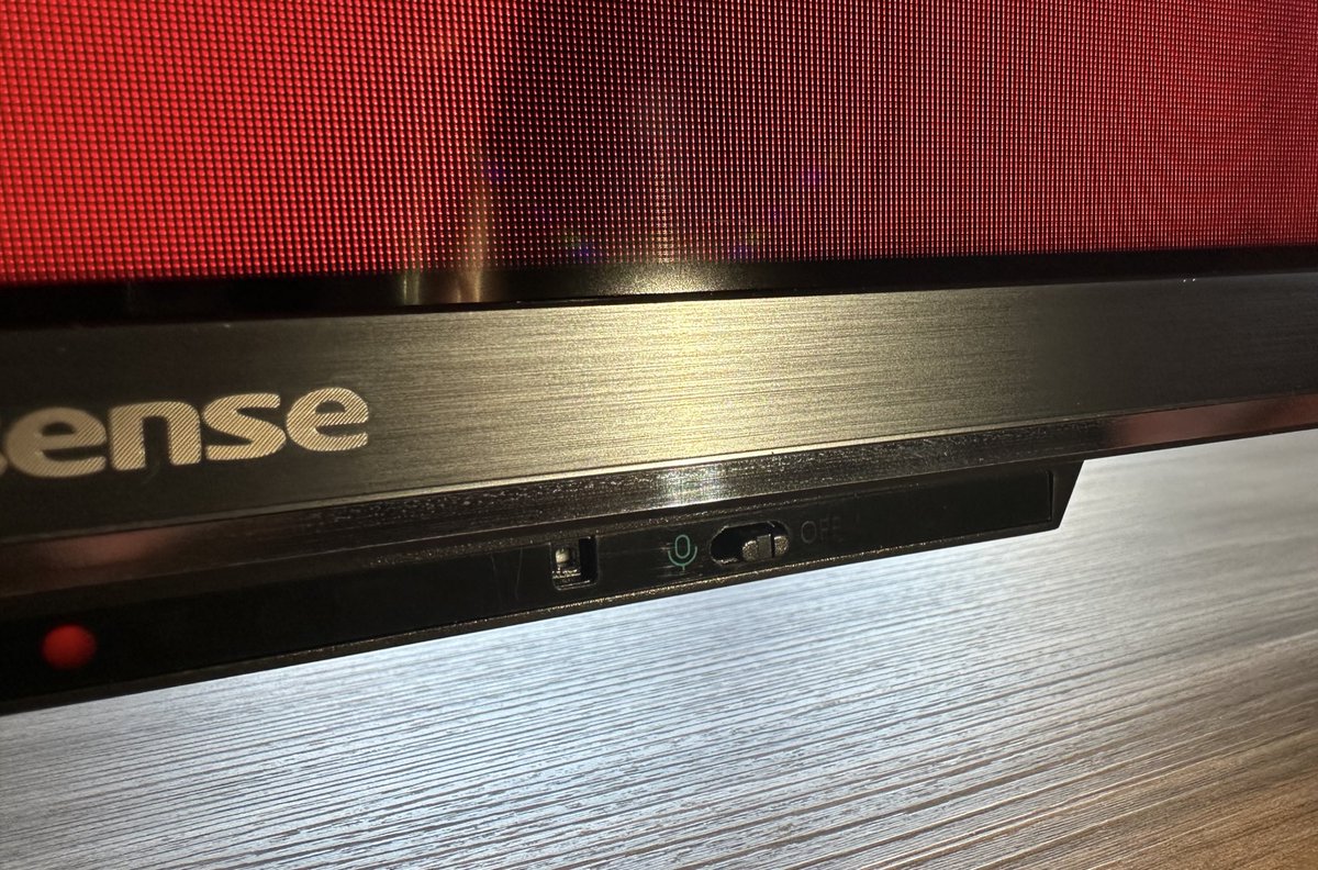 xataka's tweet photo. ¿Veis ese interruptor con el icono de un micrófono? Sirve para desactivar el control por voz, por si alguien sospecha que la tele le “espía” y no se fía de hacerlo desde los Ajustes #BeyondGlory #QualityTech https://t.co/gXxGILTdcV