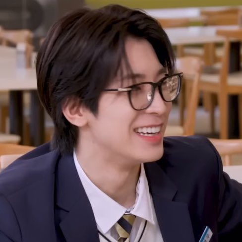 heybabydeul's tweet photo. freshman year                                  senior year https://t.co/ENeoBunAVY