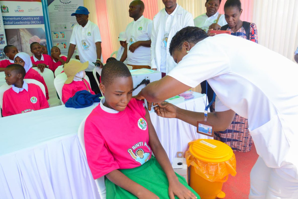 Today we kick off #ImmunizationWeek 💉Did you know in 2022 there were more than 10,800 cases of cervical cancer in #Tanzania🇹🇿? This week over 5 million girls will receive HPV vaccines💪🏾 Vaccines are safe and they save lives💙 #VaccinesWork Read more: unicef.org/tanzania/press….