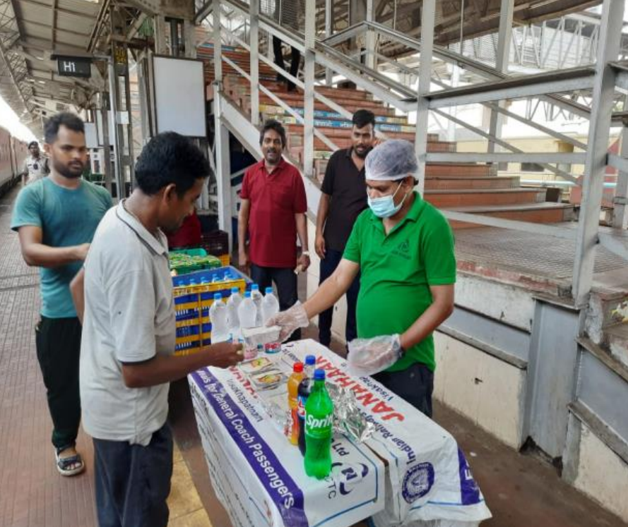 Indian Railways along with IRCTC is stepping up to serve passengers, particularly those in unreserved coaches, with a new initiative offering hygienic meals and snacks at affordable prices. One such food counter at Visakhapatnam station. @RailMinIndia #ECoRupdate
