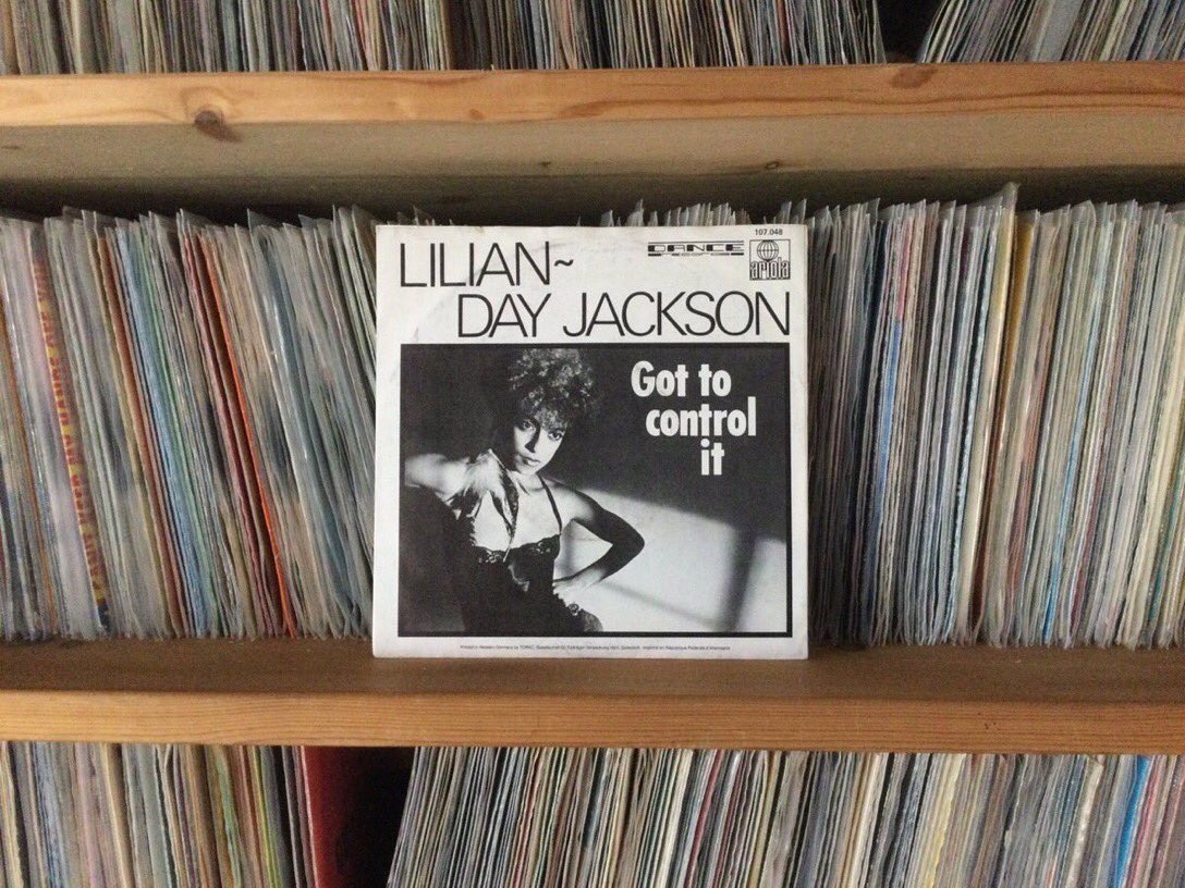 OMWtje's tweet photo. Op 24 april 2023 is zangeres Lilian-Day Jackson overleden. Ze werd 63 jaar. In 1980 stond ze drie weken op nr1 in Nederland met de groep Spargo en ‘You and me’. Haar solosingle ‘Got to control it’, komt uit 1984.#liliandayjackson #spargo https://t.co/bD65m3ax94