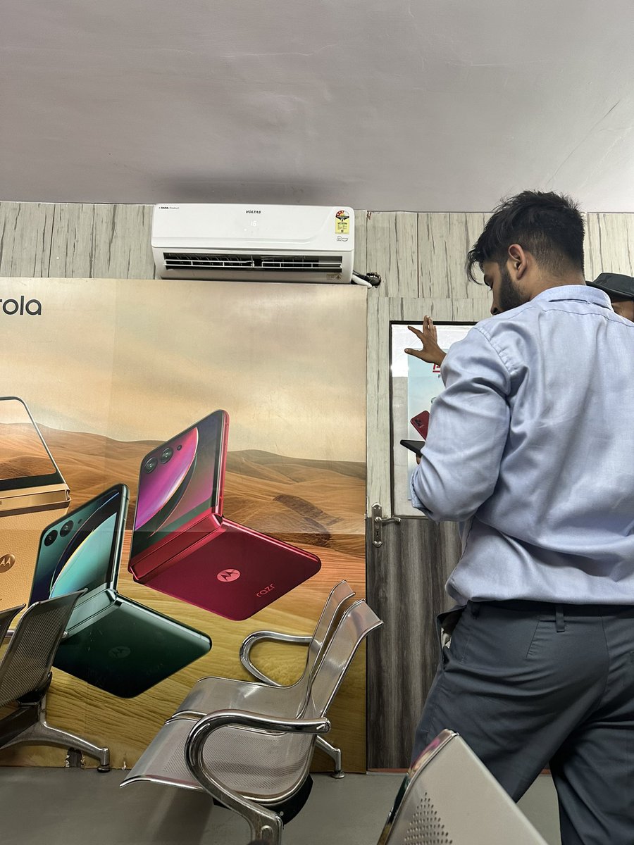 akashja3546's tweet photo. @myvoltas श्रीमान मेरे #voltasAc की शिक़ायत पर कोई उचित कार्यवाहीं नहीं हो रही है पिछलें तीन दिनों मैं  कई इर्जीनियर आकर केवल खानापूर्ति करकें चले गये कृपा करके मेरी समस्या की और ध्यान दे . @VoltasBeko @बोल
#voltaspoorservice https://t.co/IqPqDiaRQ5
