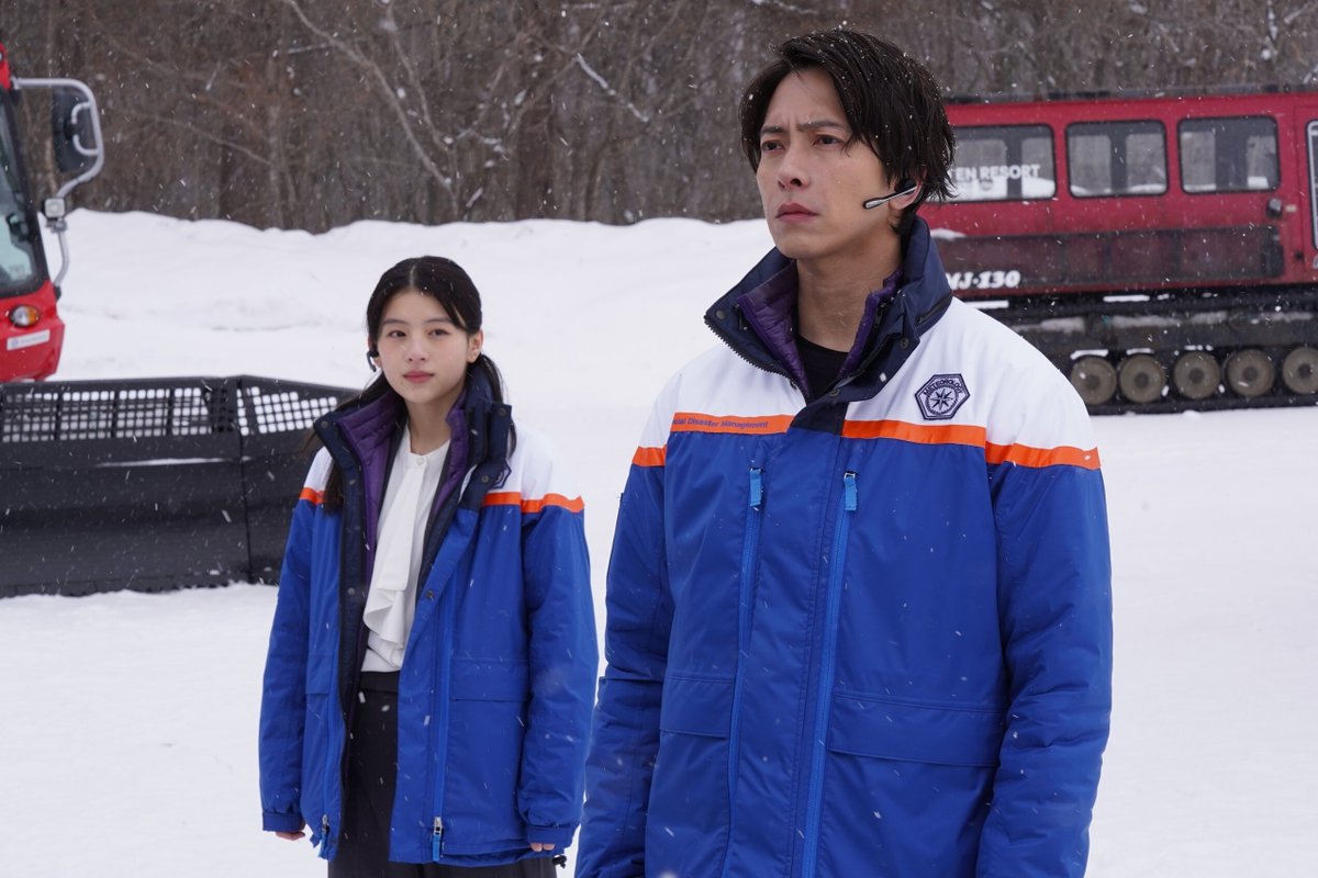 modelpress's tweet photo. 【場面写真多数📸】 
「ブルーモーメント」初回🌏

気象学の天才・晴原（山下智久）
SDM運用見送りのリスク抱え出動💦

5年前の大きな悲しみとは💭

🔻あらすじ
https://t.co/kpvvaVbUHK

#出口夏希 #水上恒司 #岡部大 #仁村紗和 #夏帆 #ブルーモーメント @Tomohisanine @bluemoment_cx https://t.co/D7Izo5pzeP