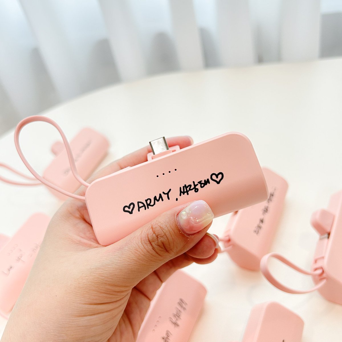 uarmydotori's tweet photo. #rt_event + #follow

[2차] 아미 사랑 테마 (핑크색) & 단체 손글씨 보라색
8핀(케이블 C타입) & C타입(케이블 8핀)

📅~ 2024-04-26 23:59
🔗https://t.co/4IBMjefHZL

- 케이블 고리에 거치 휴대가능  전면 배터리 표시등 핑크, 보라색
- 1개 구매시 준등기 가능

팔로워 분 중 rt 추첨  한 분께 보조배터리 드릴게요!