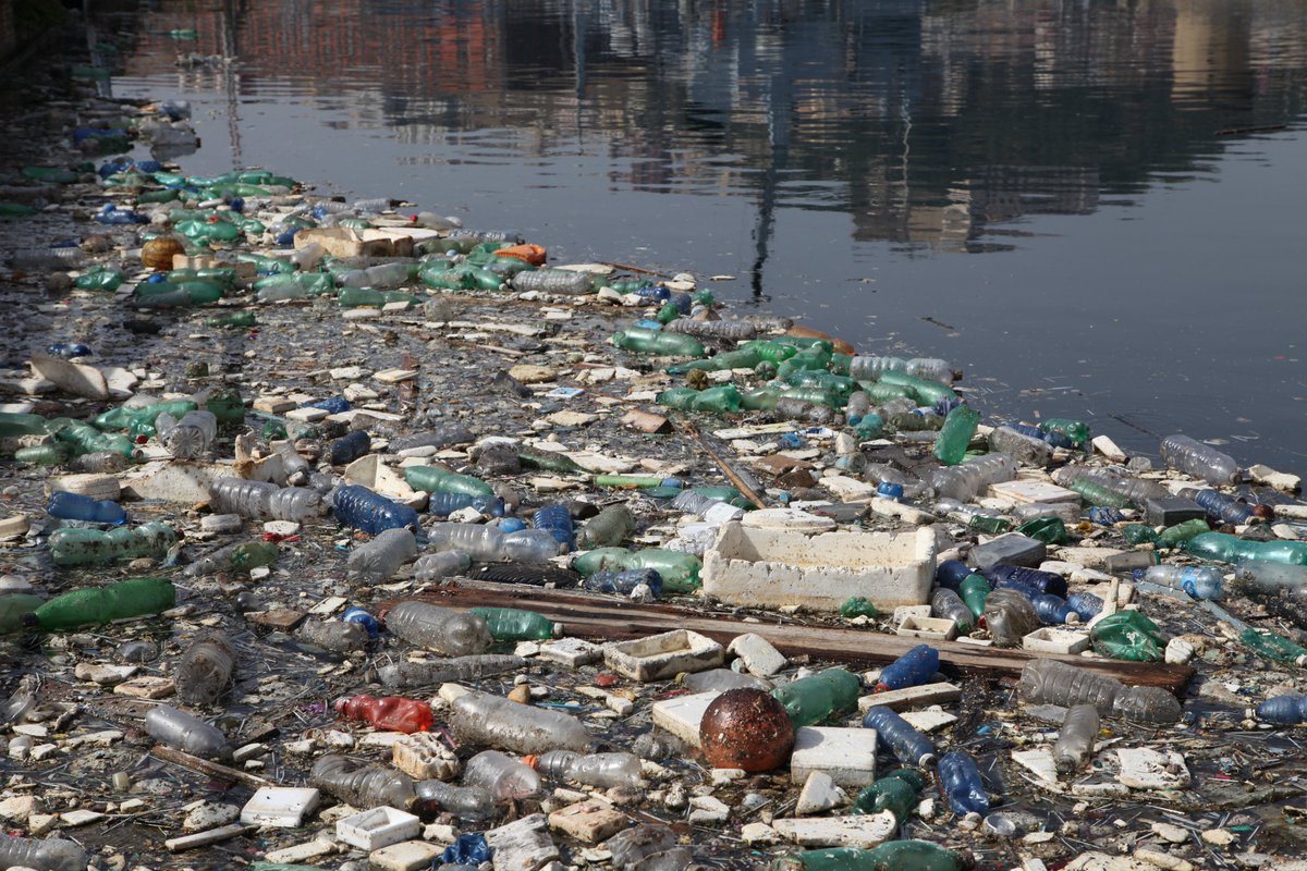 TaraOcean_'s tweet photo. [Scolaires] La #taracadémie continue ! Vous enseignez en primaire/ collège/ lycée et souhaitez approfondir vos connaissances sur le #plastique ?  🗓️RDV les 13 et 14 mai pour une conférence de Jean-François Ghiglione sur la pollution plastique en mer👉https://t.co/AJUZPRkcfl https://t.co/TczKFlVGRU