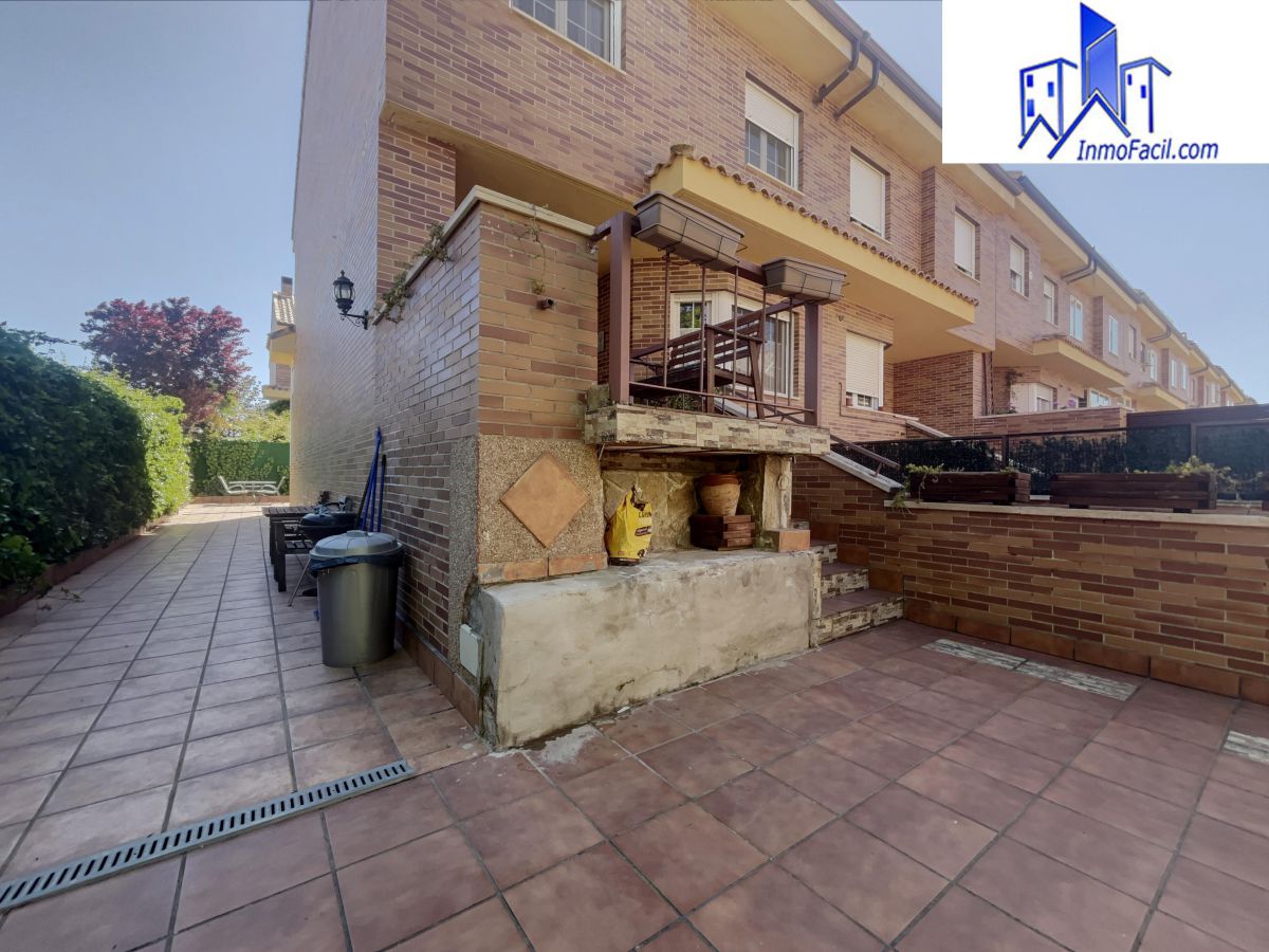 Inmofacil_com's tweet photo. #inmofacil Os muestra VE831 por 410.000€:  PAREADO DE ESQUINA  DE CUATRO PLANTAS  EN URB. "LA PRADERITA" (VALDEMORO). #inmobiliaria #inmobiliarias #inmobiliariaenvaldemoro #inmobilariadeconfianza #inmobiliariaenmadrid #inmobiliariasbaratas https://t.co/IUkPn0WTUm