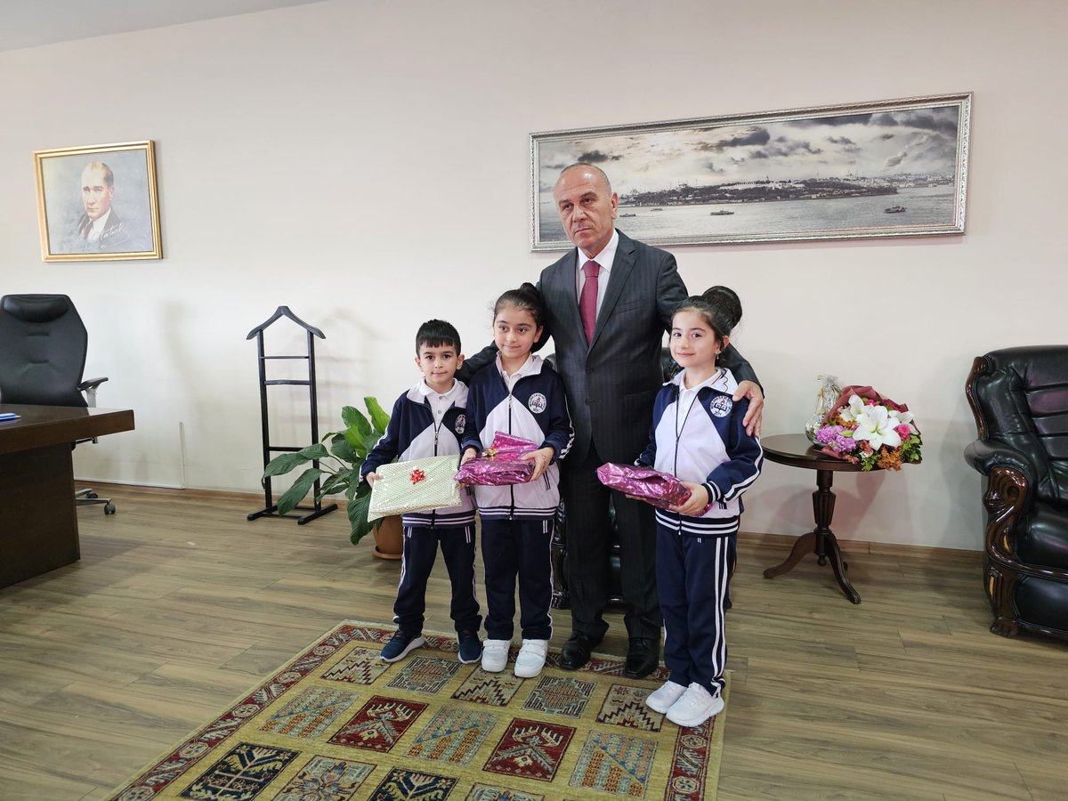 23 Nisan Ulusal Egemenlik ve Çocuk Bayramı'nda Sayın Kaymakamımızın makamına geçen öğrencilerimiz çok mutlu  ve heyecan dolu bir bayram yaşadılar. Sayın Kaymakamımız Mahmut Kaşıkçı' ya teşekkür ederiz. <a href="/FahriyeElkin/">Fahriye Elkin</a> <a href="/MevlanaAnas/">Sultangazi Mevlana Anaokulu</a> <a href="/mevlanaortao/">SULTANGAZİ MEVLANA ORTAOKULU</a>