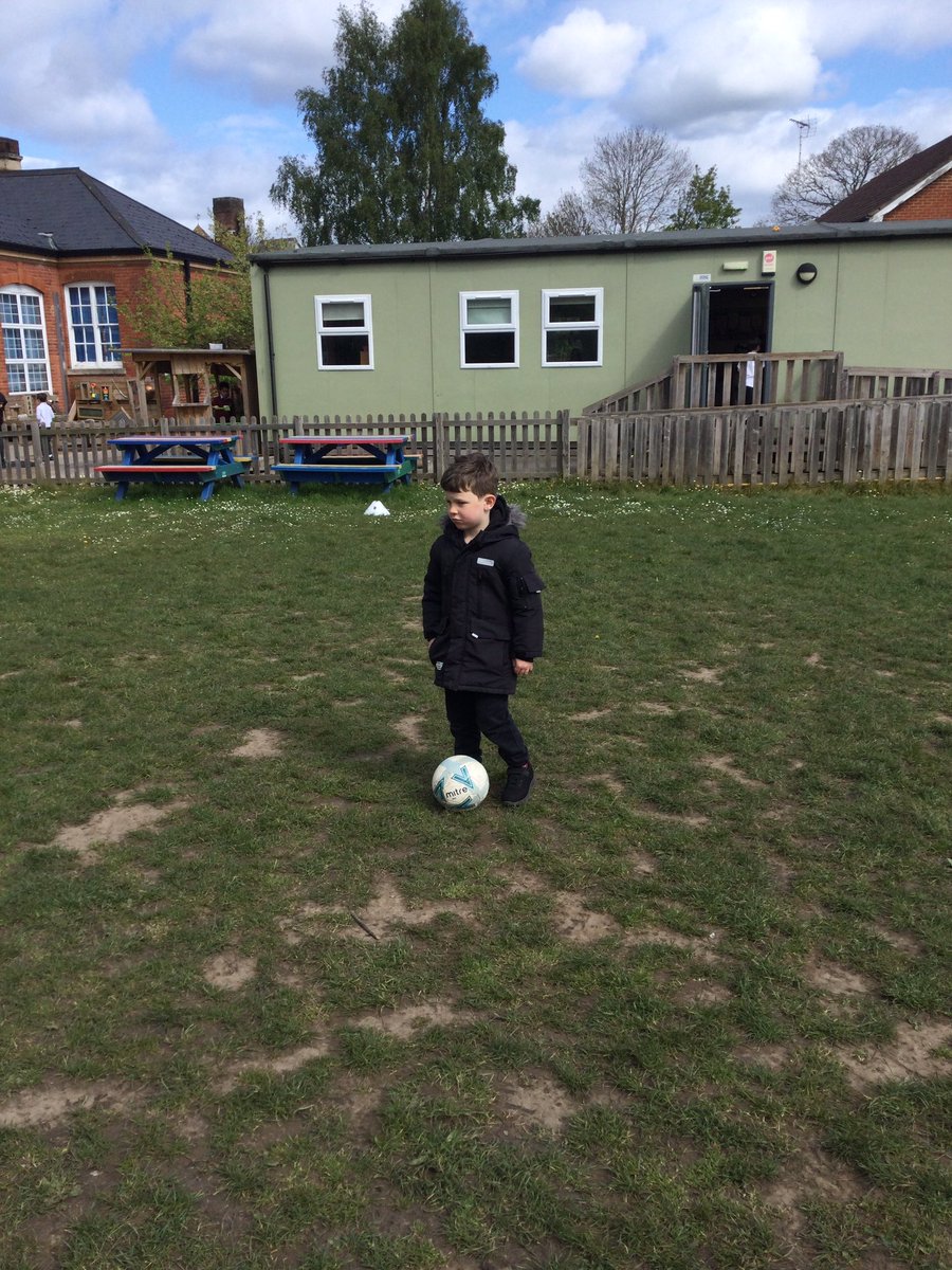 ThamesideSch's tweet photo. Practising football skills with coach Nicole #hawkstps https://t.co/NP7j3Fmikf
