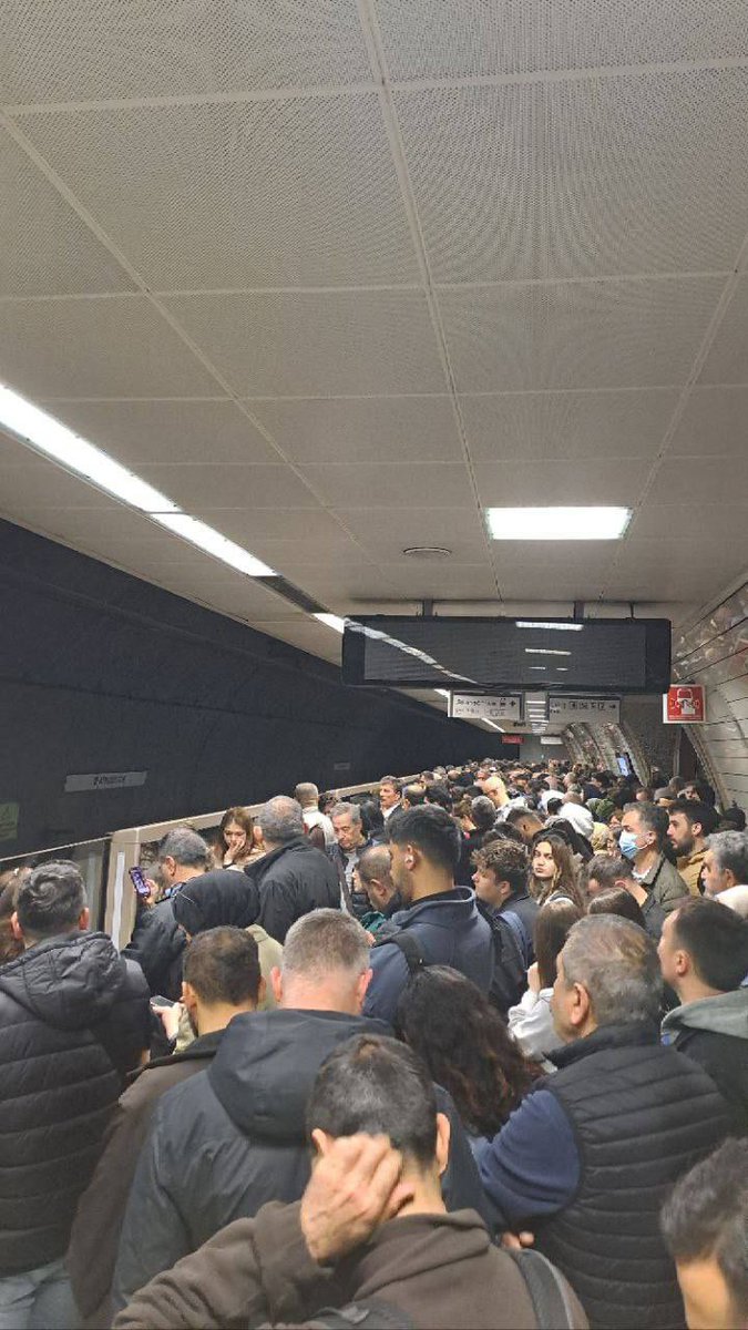 İstanbul metrosu tarihinde bir ilki yaşıyor. Fotoğraf saat 07.27’de çekildi. Altunizade metro istasyonunda izdiham var. Krizin 3. gününde İstanbulluların çilesi devam ediyor. TAM YOL İLERİmi🤣🤣 'Tayvan'a 95'/#Bahar/Ermeni/'Özgür Özel'/'İYİ Parti'den'