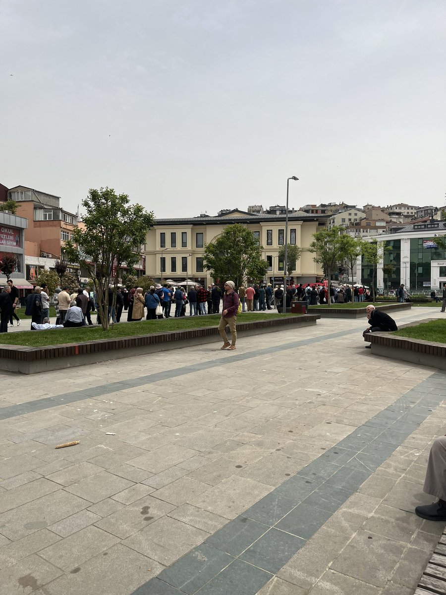 Üsküdar kent lokantası önündeki kuyruk. Bu yarısı aşağı doğru devamı var. 50 sene sonra bunları gösterip chp döneminde lokantalarda bile kuyruk vardı dersiniz.