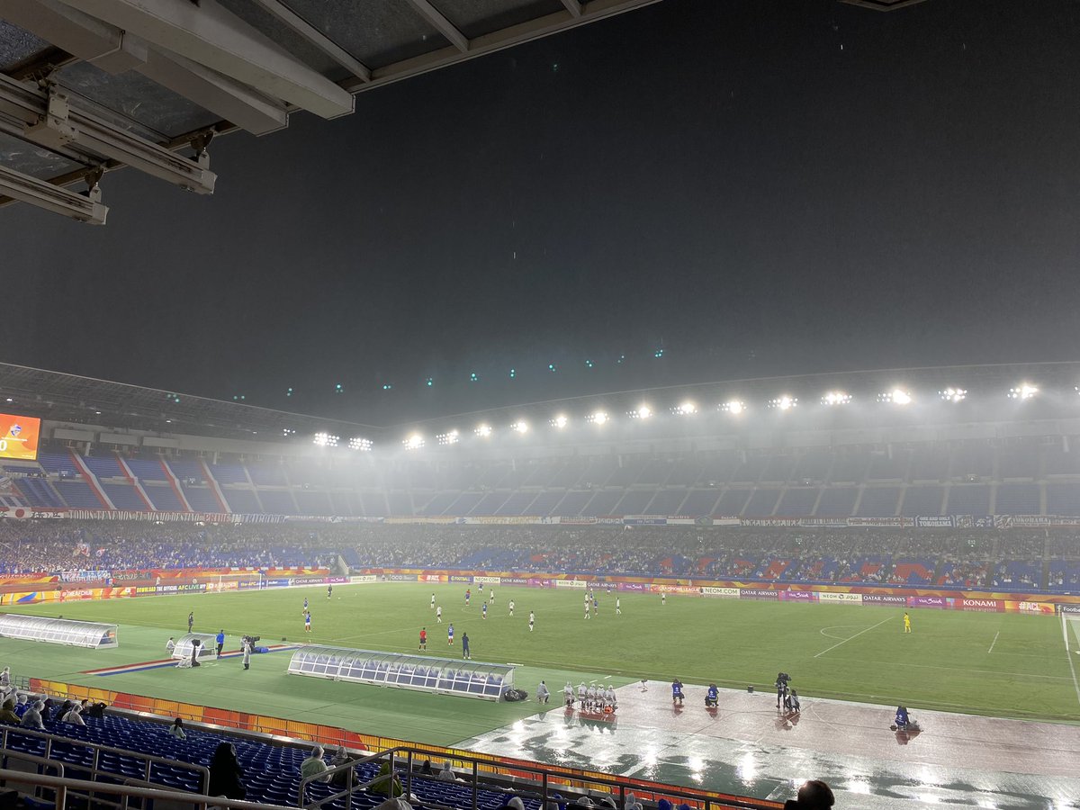 雨が降りだせば今日も始まる
心躍りだす横浜カーニバル