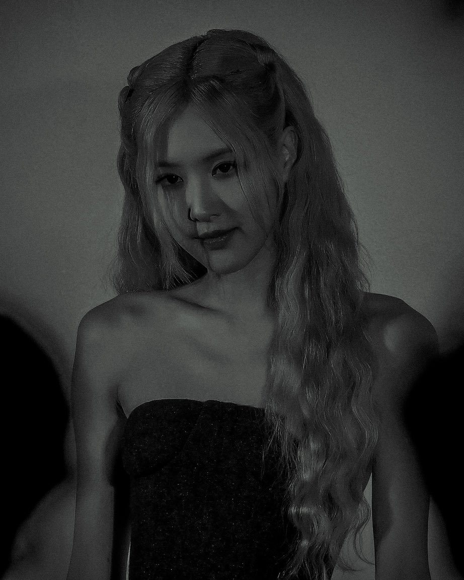 ᅠᅠ

Every part of me, any glimpse of me, startles the world, placing it at my feet.

ᅠᅠ