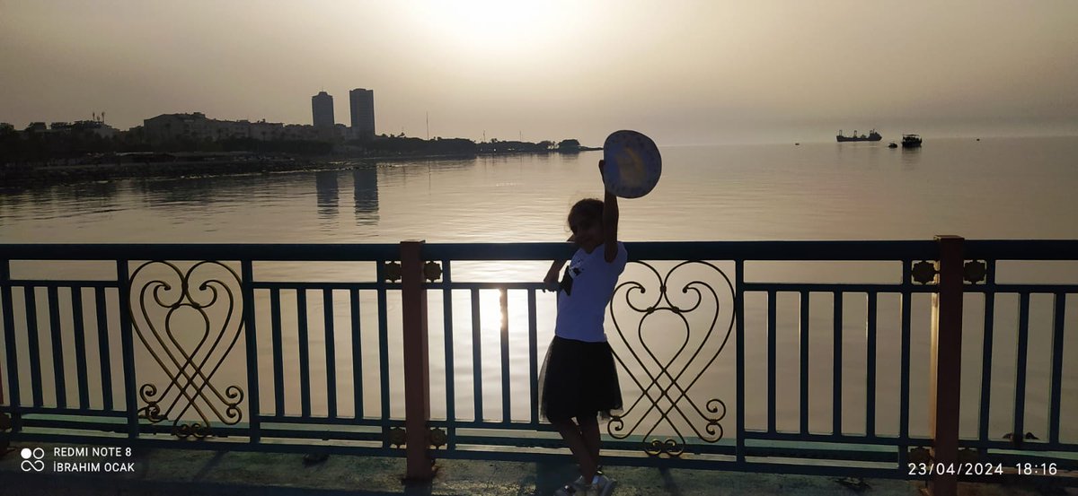 Denizin gölgesinde bir güzellik şapkası ile selamlıyor gün batımını❤❤🥰🥰