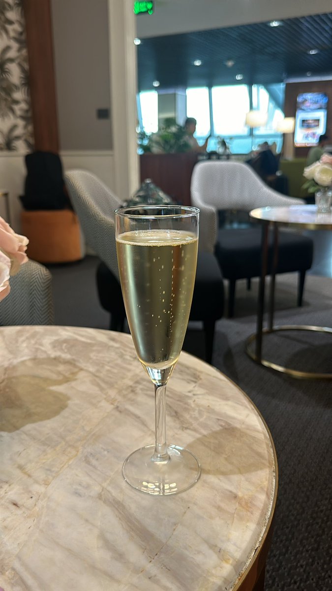 Been in the airport since 10am, and yet another delay. Our flight now leaves at 7pm. 

But with the help of three… (or is 4?🤔) drinks… all is good

#loungeaccess
