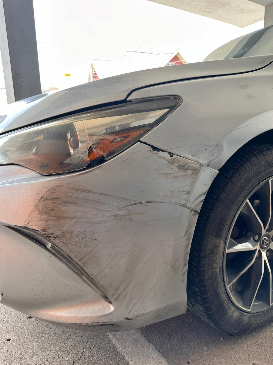 shinettw_'s tweet image. The officer that drove the car broke the front light &amp;amp; left scratches on the car. Naah I’m too upset, I do not deserve this AT ALL!! 🤦🏽‍♂️🤦🏽‍♂️