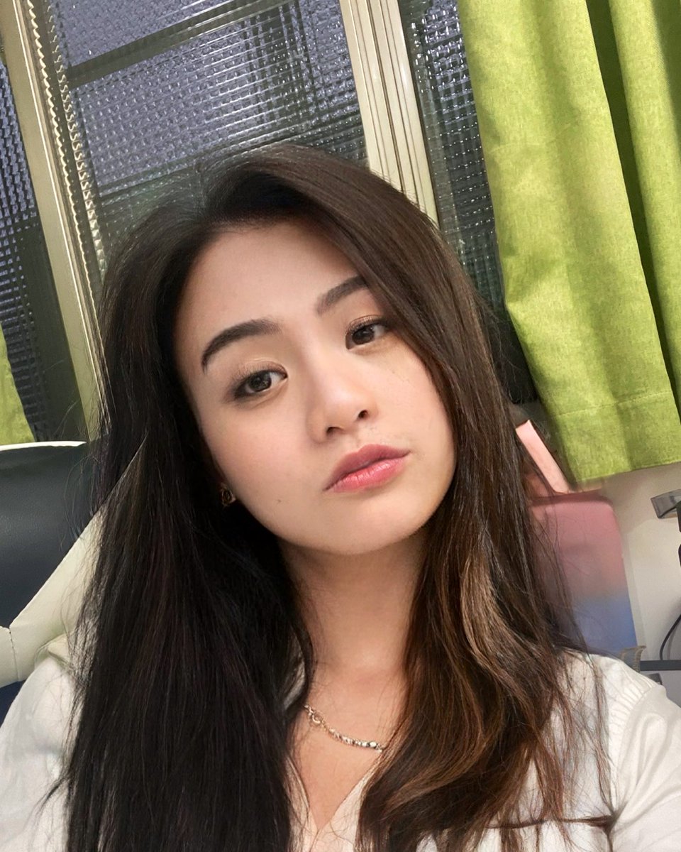 Ariangoodtt's tweet photo. 年中報帳要到了，老闆可以放過我嗎🥲
在公司就是要解扣子😂
Ps這隻唇膏真的好方便 https://t.co/n72c4ngNrF