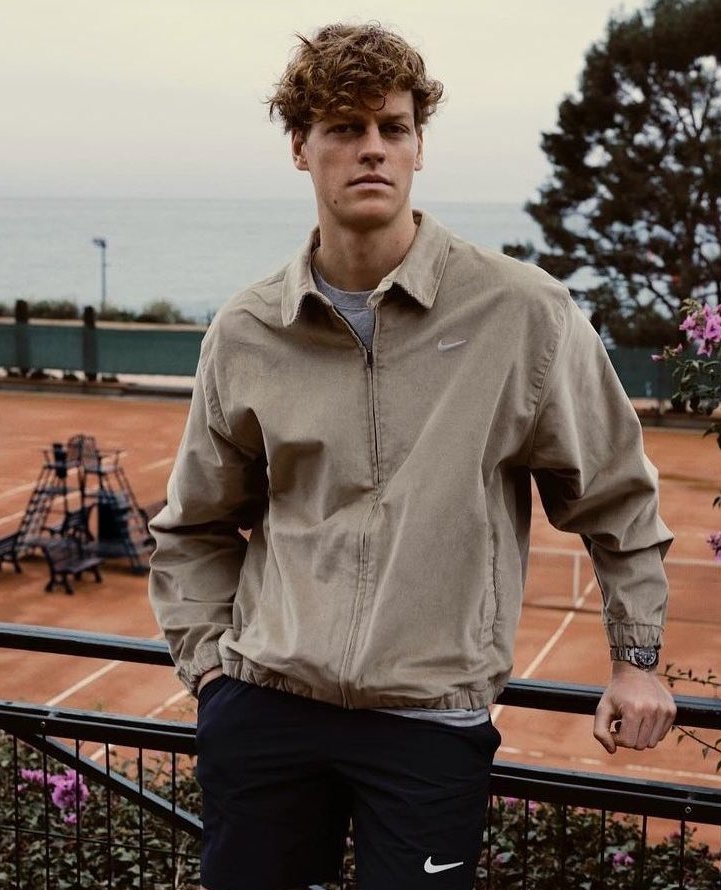 Jannik Sinner posa per il magazine HTSI di Financial Times 👀