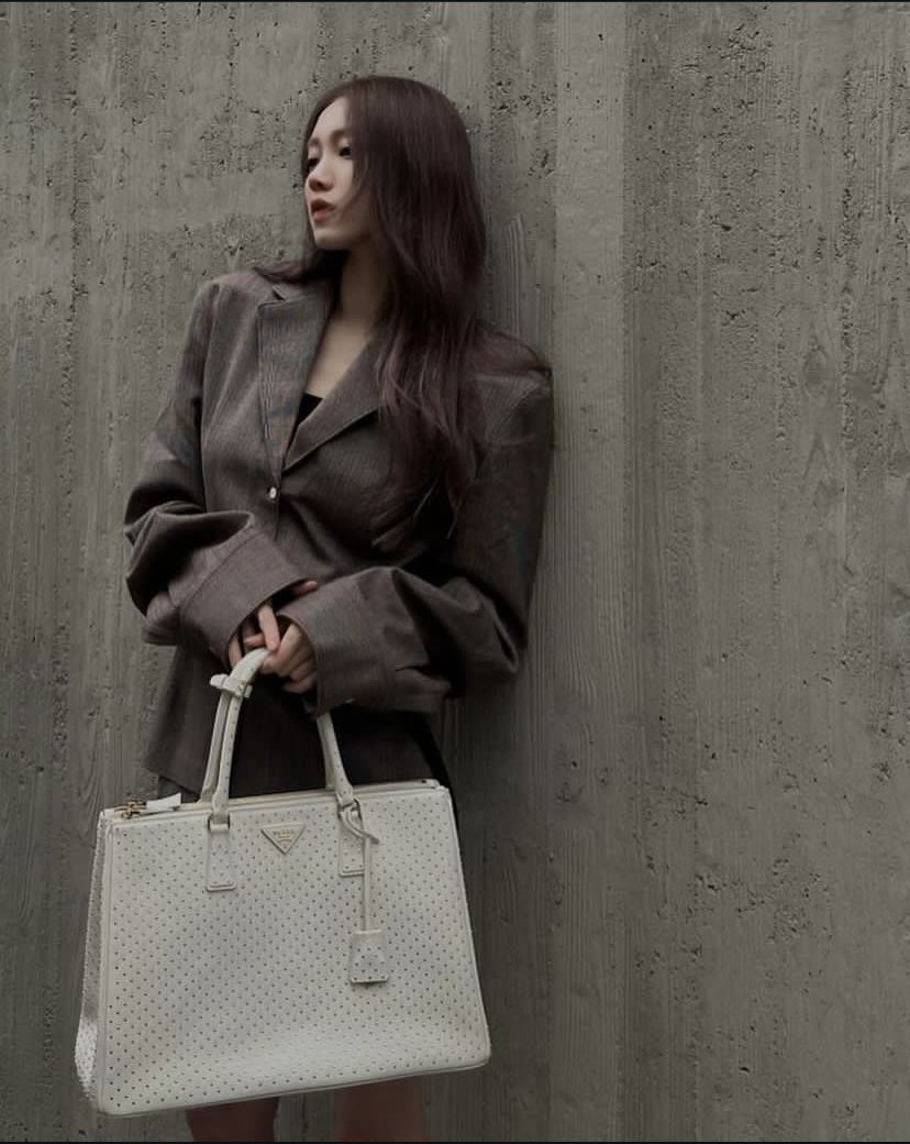 Here4Bib's tweet photo. Biblee in her influencer era, this time it’s Prada. 💅🏼#LeeSungKyung https://t.co/Ty91om1BOK