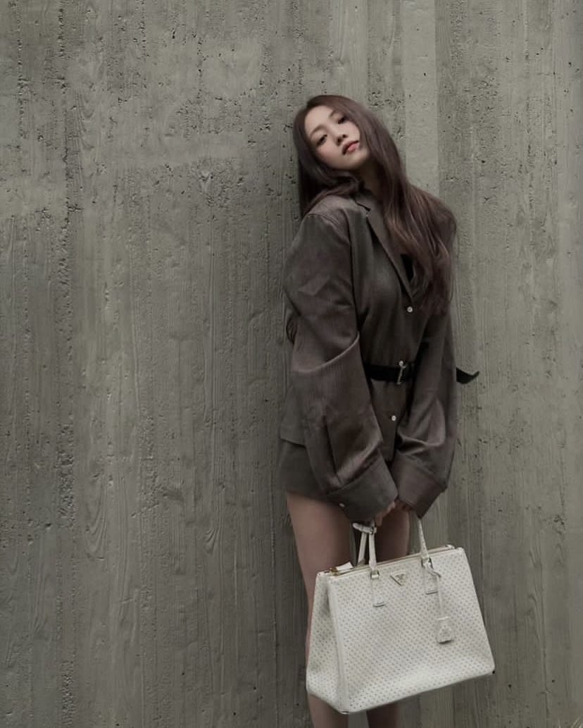 Here4Bib's tweet photo. Biblee in her influencer era, this time it’s Prada. 💅🏼#LeeSungKyung https://t.co/Ty91om1BOK