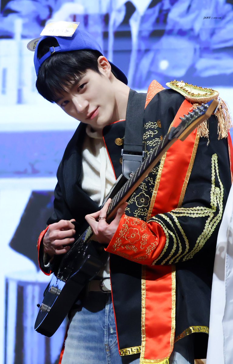 240422  #제노 #JENO 

자꾸 이 각도로 한번씩 쳐다보는거가 너무 커요움₊·♡