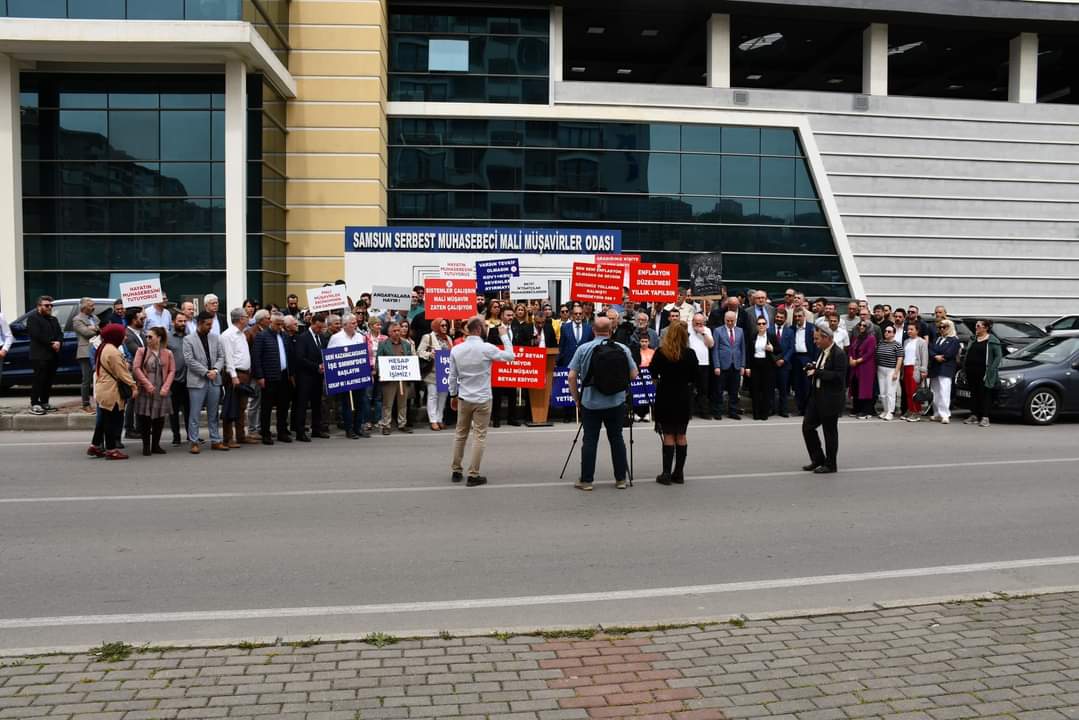 Samsun Serbes Muhasebeci Mali Müşavirler Oda Hizmet Binamızda Tüm SMMM Odaları ile eş zamanlı olarak yaşanan mesleki sorunlar ve angaryalar ile ilgili basın açıklaması çok sayıda meslek mensubunun katılımı ile gerçekleştirildi.