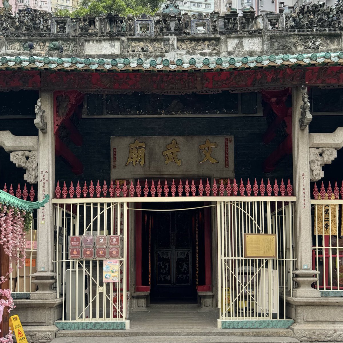 placestwogo's tweet photo. 5. Man Mo Temple วัดสุดท้ายที่เราไปเอง เพราะอยู่ในเมืองย่าน Sheng Wan เลย เดินเล่น กินๆ ช้อปๆ ก็แวะเข้ามาไหว้พระกันได้ เด่นเรื่องการเรียนและการงาน https://t.co/hT8rwHcGBw