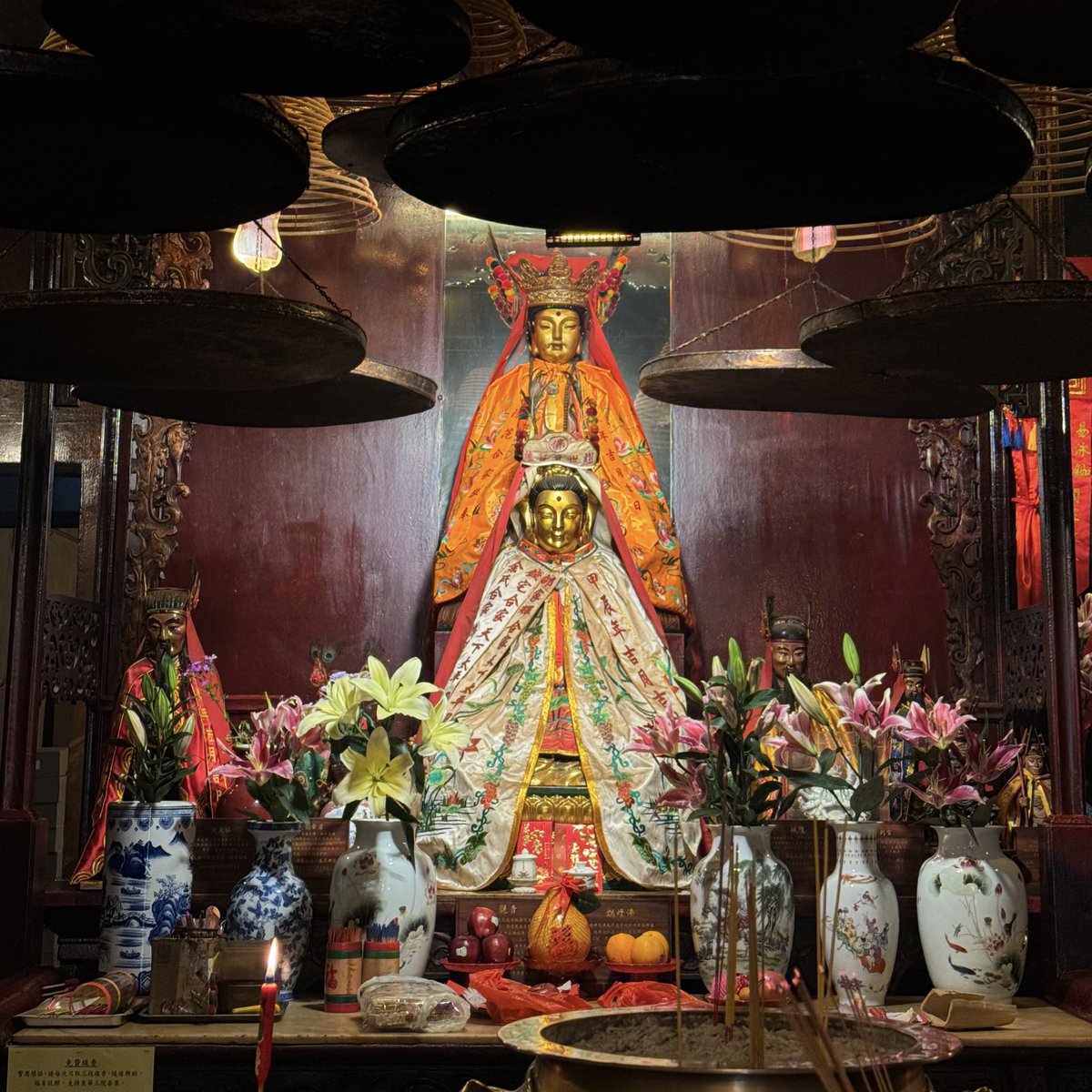 placestwogo's tweet photo. 5. Man Mo Temple วัดสุดท้ายที่เราไปเอง เพราะอยู่ในเมืองย่าน Sheng Wan เลย เดินเล่น กินๆ ช้อปๆ ก็แวะเข้ามาไหว้พระกันได้ เด่นเรื่องการเรียนและการงาน https://t.co/hT8rwHcGBw