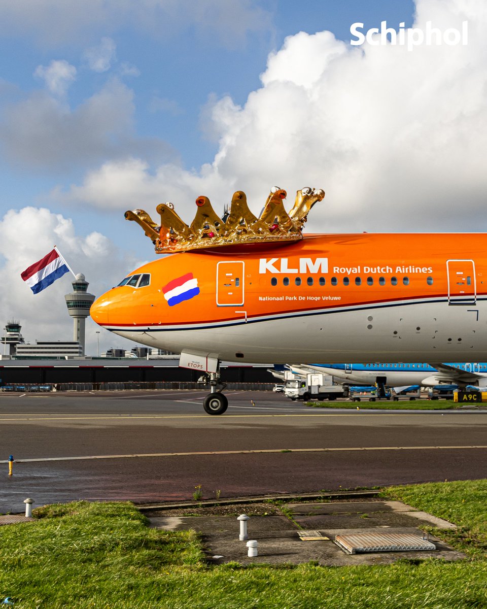 Feeling royally festive today at Schiphol 👑 Happy Kingsday! #koningsdag