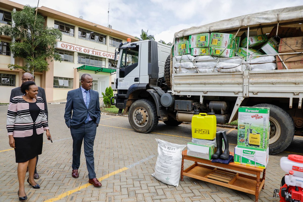 Governor Mutula Kilonzo Jr receives a consignment of assorted agricultural chemicals and equipment from the Ministry of Agriculture, in Wote, for pests management and control of crop diseases. @GvnMutula has directed the Department of Agriculture to set up a rapid response crop…
