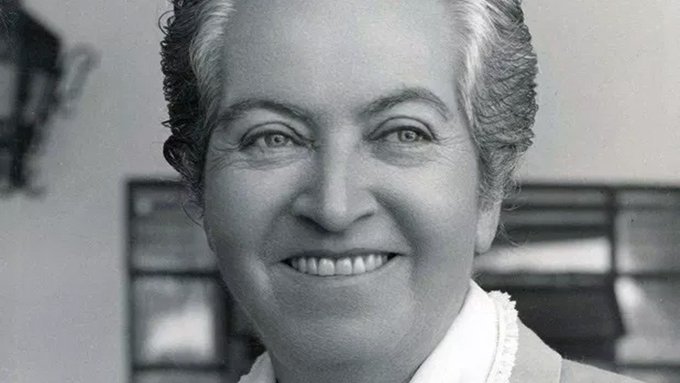 'En costa lejana y en mar de Pasión, dijimos adioses sin decir adiós. Y no fue verdad la alucinación. Ni tú la creíste ni la creo yo'. Gabriela Mistral #Fuedicho