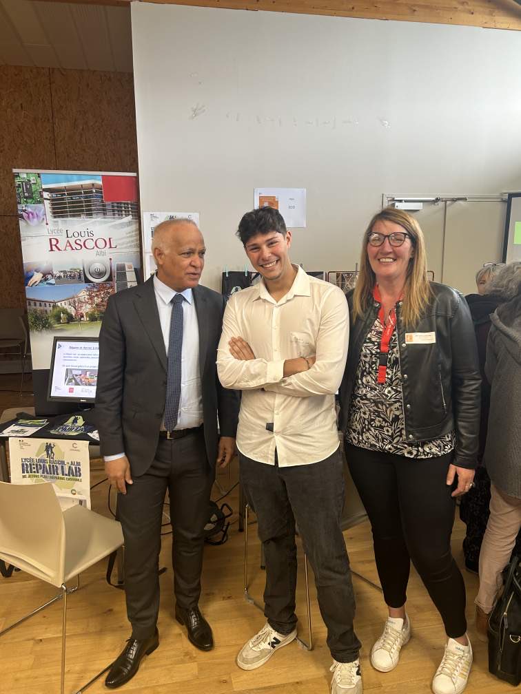 LyceeRascol's tweet photo. Bravo à Edin,étudiant #BTSCCST et Emilie #AED, tous les 2️⃣ présents au @LpoFrancoise pour la journée de l’innovation ➡️ acteurs de la Cafet’Citoyenne #CNR
1000 🙏 à @MostafaFourar pour son arrêt au stand, l’occasion de rencontrer un étudiant de grande valeur 💓 https://t.co/X1wPnUoXNY
