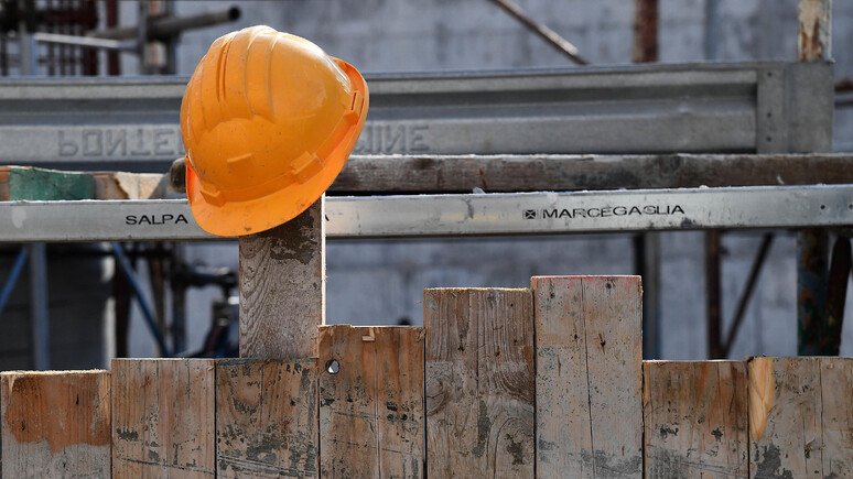 Radio1Rai's tweet image. 🔵#Incidente mortale a Oppido Lucano (Potenza) dove un #operaio di 56 anni ha perso la vita cadendo da un'impalcatura nel cantiere di una nuova chiesa. Secondo la prima ricostruzione, l'uomo è stato colpito da una lamiera dopo una raffica di vento precipitando da 3 metri.