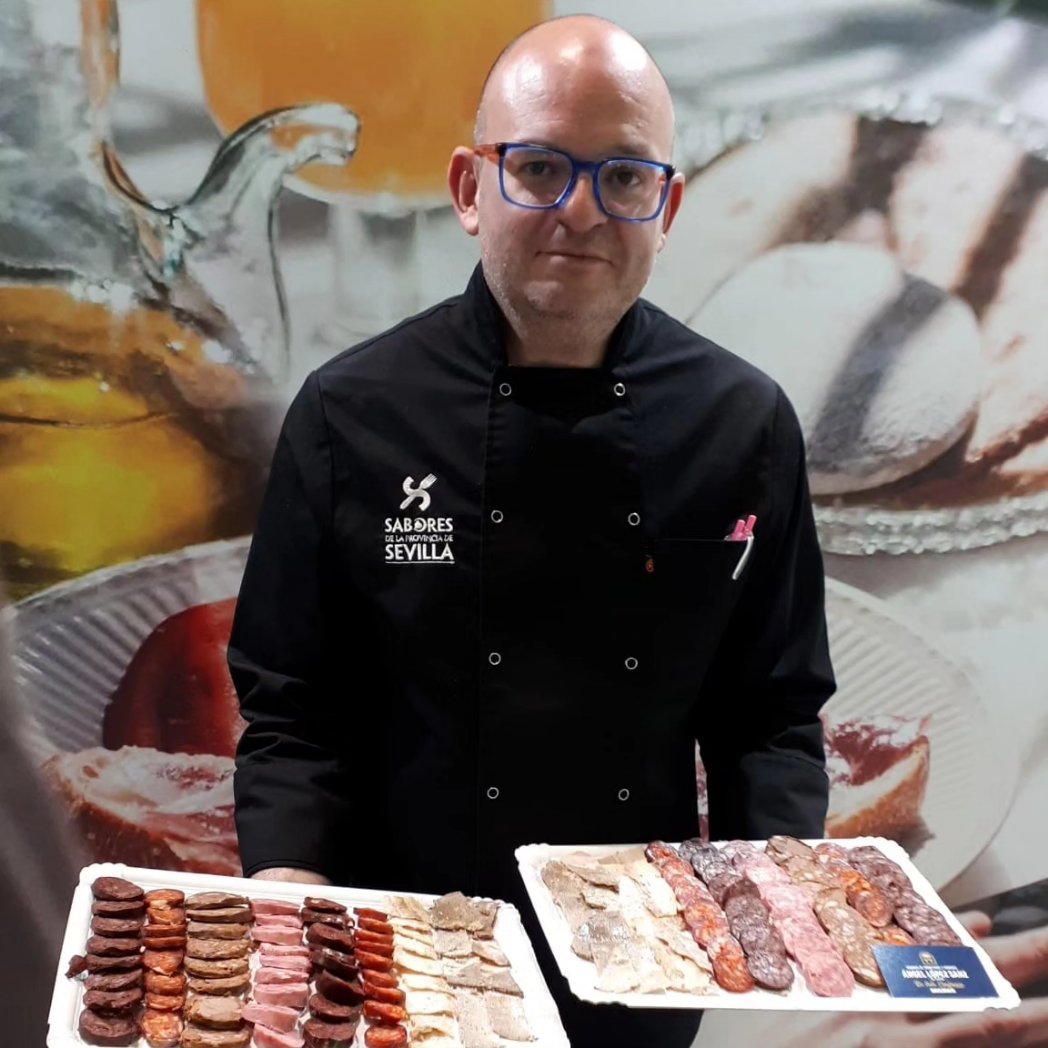 ¡Continuamos con las presentaciones de productos de nuestra tierra en el Salon Gourmets IFEMA! 👨‍🍳👩‍🍳 🔸 Salsas Quietud, Sevilla 🔸 Quesos Los Vázquez 🔸 J.Méndez 🔸 Embutidos Ángel López Sanz 🔸 Vermut Florum @GrupoGourmets @prodetur @La_Quincana @LaCataora