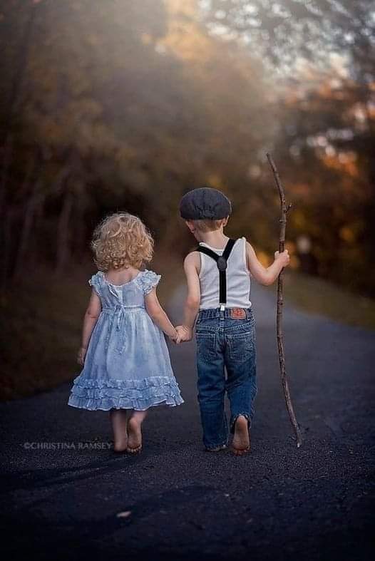 خُلقت العلاقات للراحة والرحمة 
سنشد عضدك بأخيك 
وجعل بينكم مودة ورحمة 
لم تُخلق لتبرير النوايا والأفعال 
ولا لنتجمل بها، أو نسعى لننتصر على بعضنا في أوقات الخلاف 
كلمة طيبة كفيلة بإنهاء أي خلاف،
ومعامله بحب كفيلة بنزع الحزن من القلوب❤️