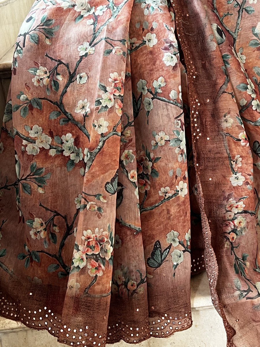 sohumsutras's tweet image. Reflecting beauty in every stitch. This chocolate brown saree adorned with delicate scallop mirror work is a canvas of craftsmanship  WhatsApp +919810530027. ( wa.me/message/IMETRH… )
OR
linktr.ee/sohum_sutras#C… #MirrorWorkMagic