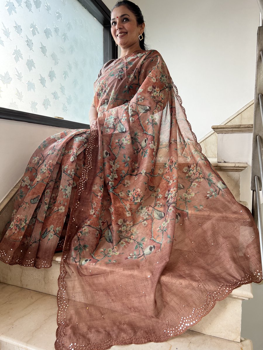 sohumsutras's tweet image. Reflecting beauty in every stitch. This chocolate brown saree adorned with delicate scallop mirror work is a canvas of craftsmanship  WhatsApp +919810530027. ( wa.me/message/IMETRH… )
OR
linktr.ee/sohum_sutras#C… #MirrorWorkMagic