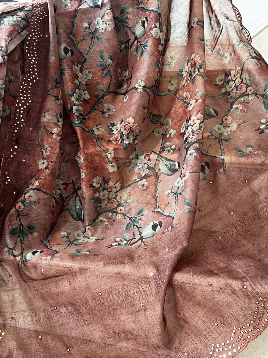sohumsutras's tweet image. Reflecting beauty in every stitch. This chocolate brown saree adorned with delicate scallop mirror work is a canvas of craftsmanship  WhatsApp +919810530027. ( wa.me/message/IMETRH… )
OR
linktr.ee/sohum_sutras#C… #MirrorWorkMagic