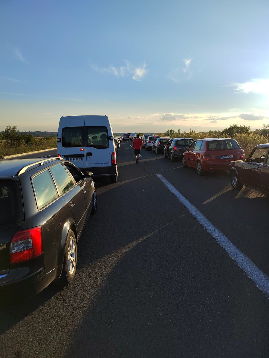 systemasdZa's tweet photo. @Djuradj1001 @BoraKonj @TruckDriverSrb Pa i nije baš tako, pre par meseci na Obrenovačkom je bio udes i svi su se pomerili i napravili prolaz https://t.co/n1Hzphx7Pf