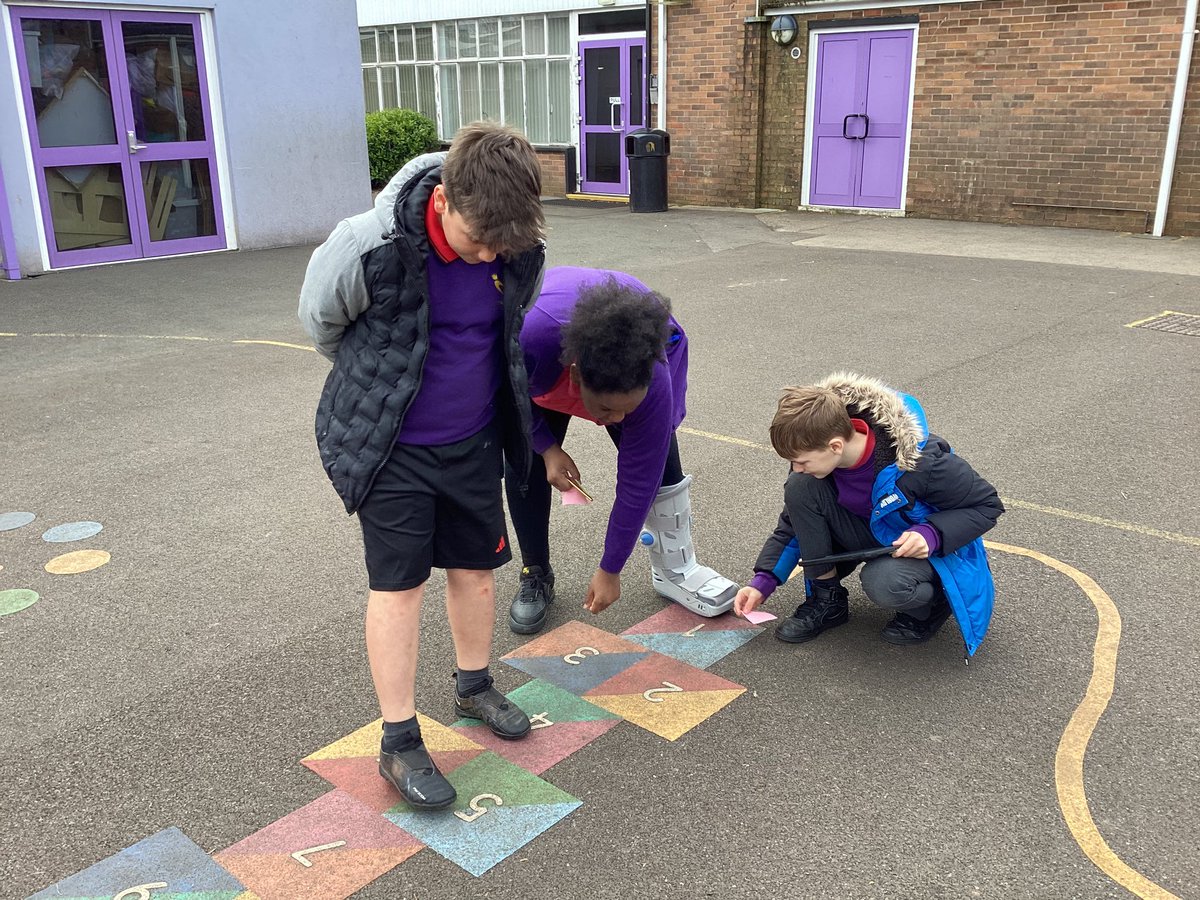 Rydyn ni wedi mwynhau chwilio, mesur ac amcangyfrif onglau o gwmpas yr ysgol / We have enjoyed searching for, measuring and estimating angles around the school #bendigeidfranygbt @EAS_Numeracy @Cerisummit