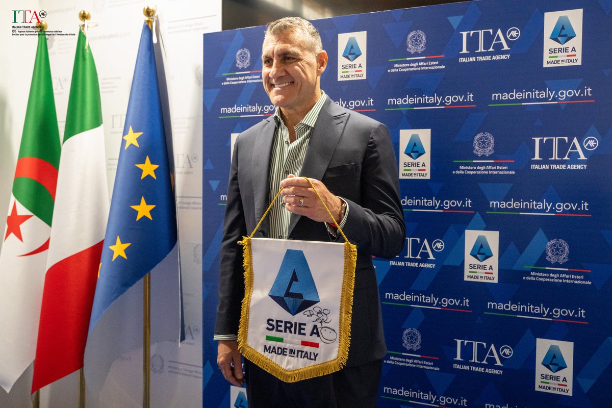 ItaAlgeri's tweet photo. En qualité d'Ambassadeur de la @SerieA pour la promotion du #MadeInItaly, le célèbre footballeur "Bobo" Vieri était présent hier au niveau du Pavillon 🇮🇹 au Djazagro. Il a été reçu, juste avant, par l'Ambassadeur d'Italie, S.E. Alberto Cutillo.
@ItalyinAlgeria 
@ITAtradeagency https://t.co/aRp9jdA6t6