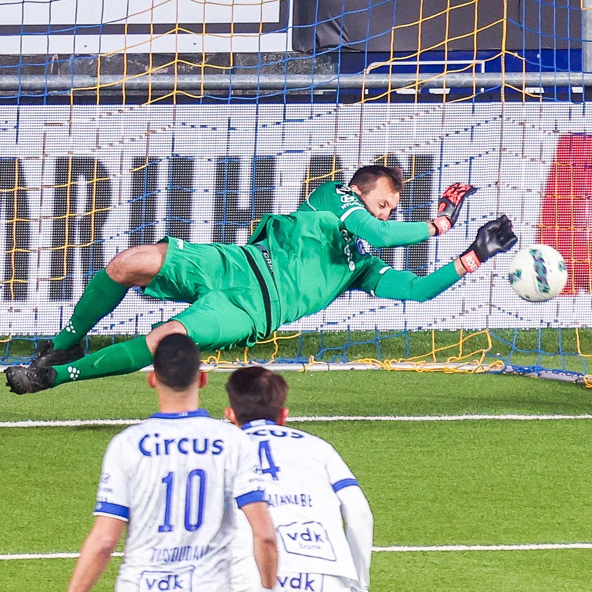 Wat maakt dat Davy Roef zo goed is op penalty's? Je hoort het in de laatste aflevering van Stropcast 🧤 ➡️ Spotify: bit.ly/SCs2e5Spotify ➡️ Apple Podcasts: apple.co/449X1dZ ➡️ YouTube bit.ly/SCs2e5YouTube