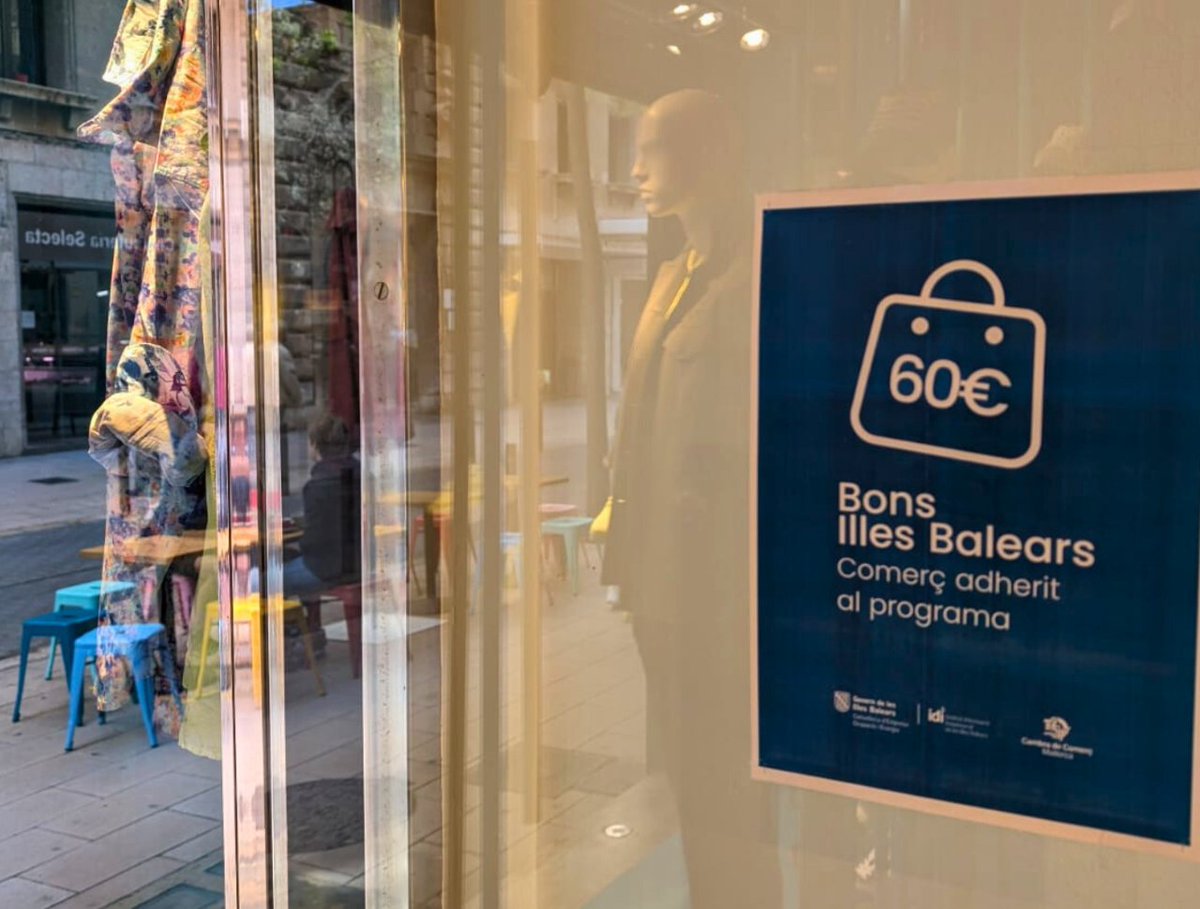 cambramallorca's tweet photo. Este cartel lo podrás encontrar, a partir de hoy, en 1.188 establecimientos, ¡el mayor número hasta la fecha de la campaña #BonsIllesBalears @goib! Los consumidores pueden canjear sus 4 bonos disponibles, de 15€ cada uno, por cada 30€ de compra. 
Más ℹ️ https://t.co/lQi86ejJxe https://t.co/DDooKU65yh