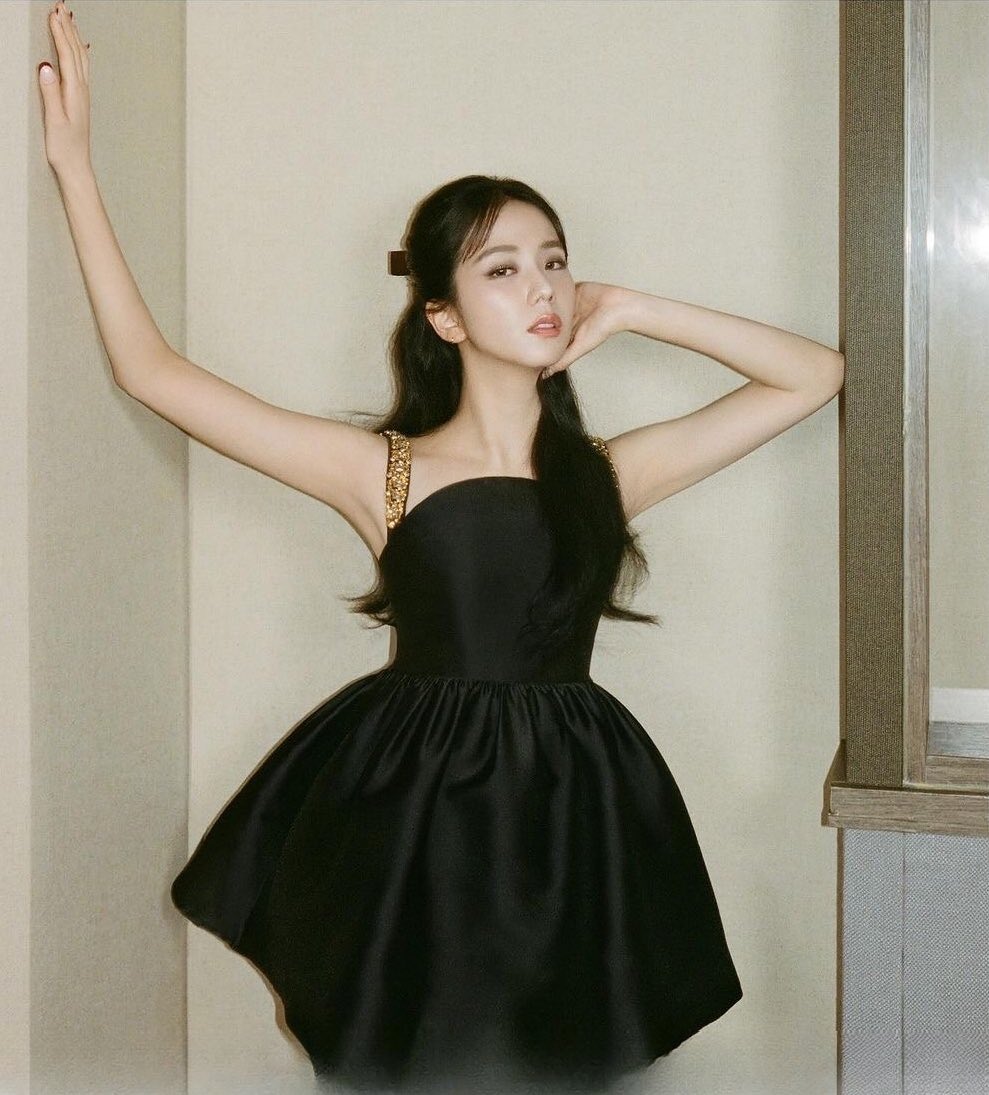 sooyaserve's tweet photo. Jisoo really went to her company studio and served another iconic photoshoot oh she herself is the budget https://t.co/EaTISR5f76