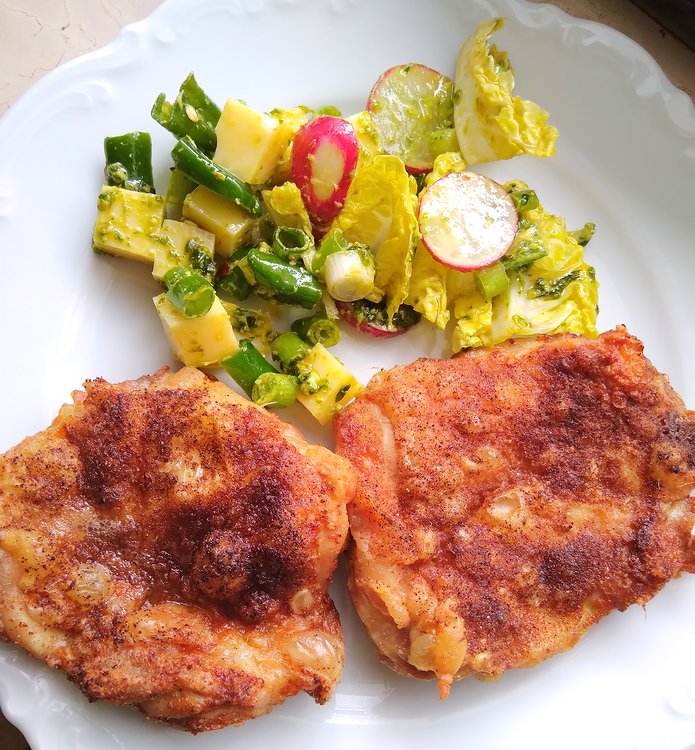 grillzombie's tweet photo. Heute habe ich in meinem Lieblings-Küchengerät mal Pollo fino gemacht. Leicht eingeölt, mit Hähnchengewürz bepudert und dann 20 min bei 180° ohne Wenden in die HLF. Innen schön #saftig und die Haut schön #crispy. Dazu einen bunten selbstgemachten Salat. https://t.co/rtfuFaN9v1