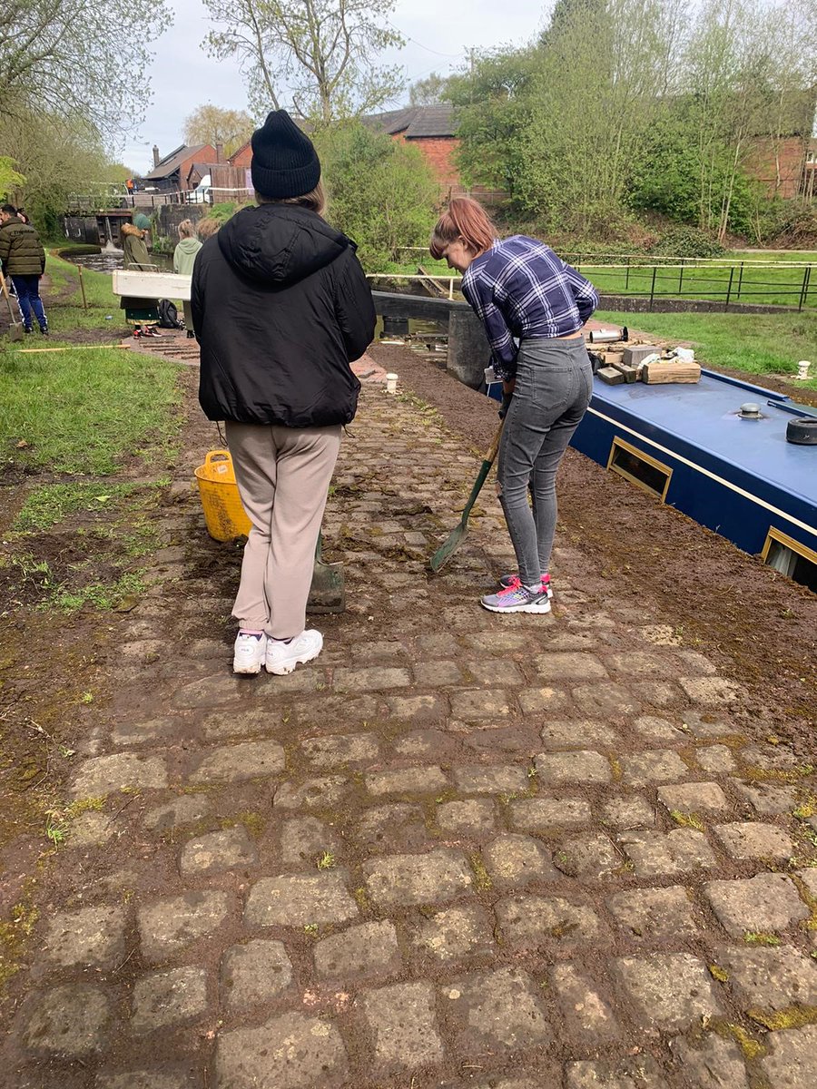 Foundation 'Step Into College' students doing their bit for the local area helping clean up our canal towpaths, alongside Carl from Canal & River Trust. 👏🚮 #LoveSOT | @SoTCityCouncil