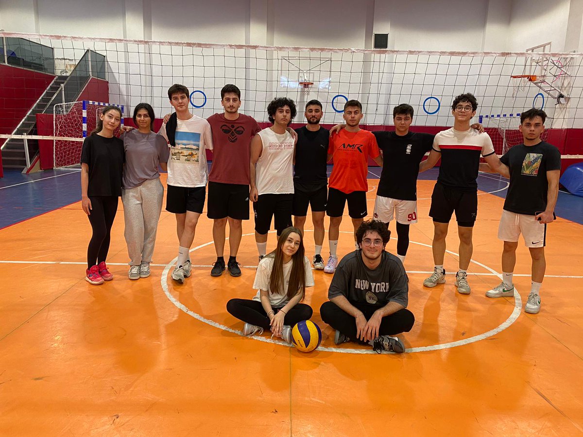 BkYalova's tweet photo. Okulumuz Anadolu Lisesi sınıflar arası Voleybol Turnuvasında bugün oynanan final maçında 12/B sınıfını 2-0 yenerek şampiyon olan 12/D sınıfımızı tebrik ediyoruz.👏👏
@bahcesehir_k12 @tezel_berrak @bilgetopuzbks
#BkYalova❤💙 https://t.co/iiKy7YAB2L