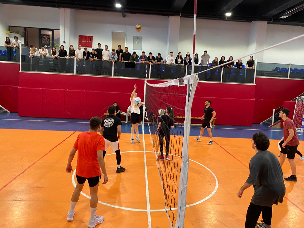 BkYalova's tweet photo. Okulumuz Anadolu Lisesi sınıflar arası Voleybol Turnuvasında bugün oynanan final maçında 12/B sınıfını 2-0 yenerek şampiyon olan 12/D sınıfımızı tebrik ediyoruz.👏👏
@bahcesehir_k12 @tezel_berrak @bilgetopuzbks
#BkYalova❤💙 https://t.co/iiKy7YAB2L