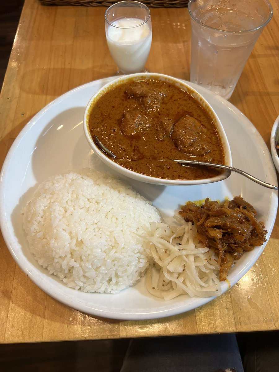 mami1129mauloa's tweet photo. 今更だけれど本日のランチ。
カレーを食せるまでには復活しました。

#SpiceBox
#チキンカレー辛口 
#野菜15品目ガーデンサラダ
#いつも程激辛ではないのでご安心を https://t.co/DK1VRKGDRh