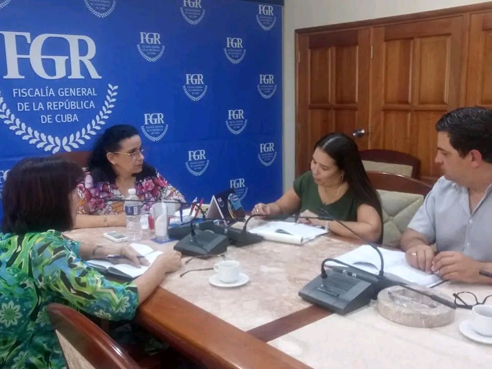 📺 | El proceder de la Policía Nacional Revolucionaria, la Fiscalía y Tribunales cubanos ante hechos de desobediencia, desacato y agresiones contra autoridades, hoy en  #HacemosCuba. Deberes, derechos y responsabilidades. Orden y disciplina. <a href="/FGR_Cuba/">Fiscalía de Cuba</a> <a href="/PresidenciaCuba/">Presidencia Cuba 🇨🇺</a> 
#Cuba 🇨🇺