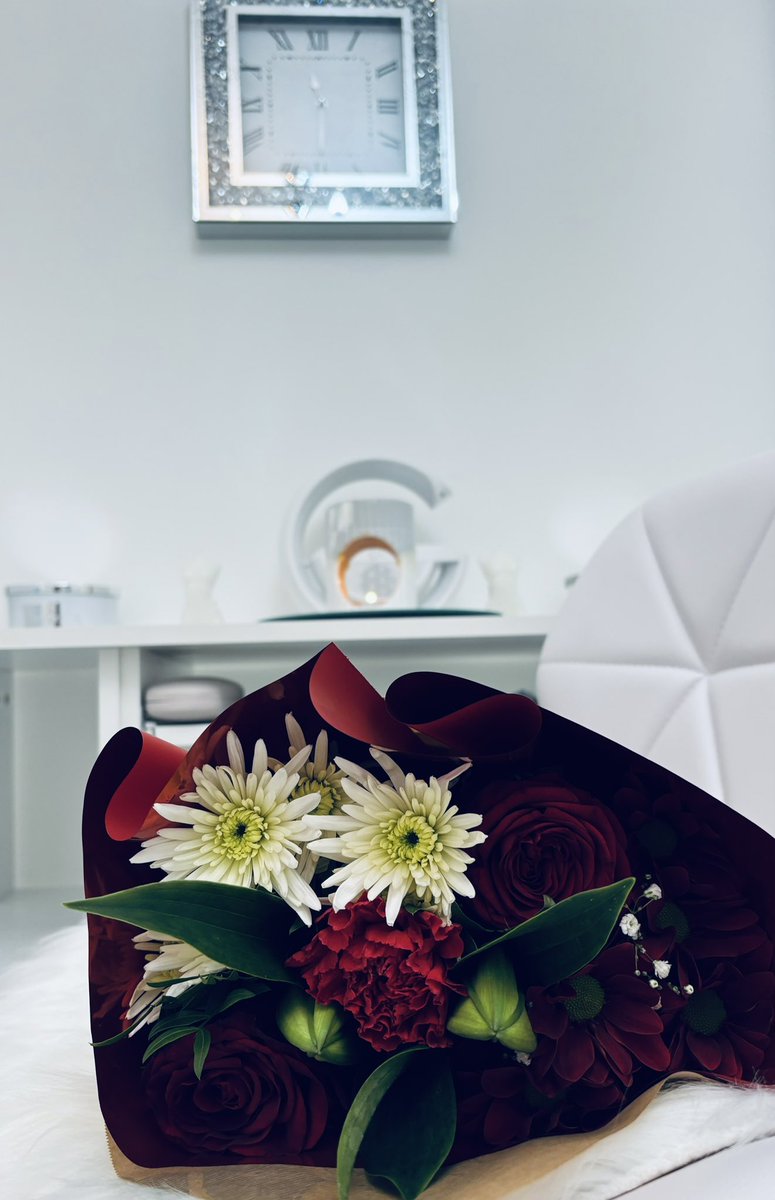 ClaudiaBryan01's tweet photo. Another flower delivery. Very sweet. #InterFlora #housewarming https://t.co/zMUPIGNKbw